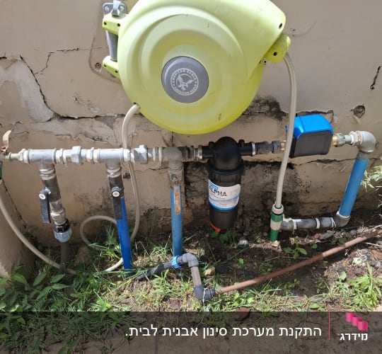 מערכת צינורות מים עם ברזים ומסנן